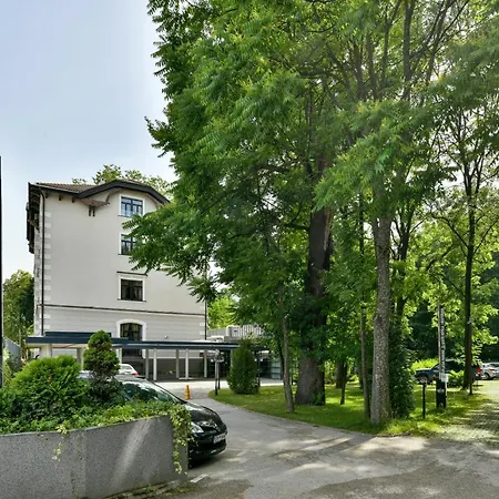 克朗传统酒店